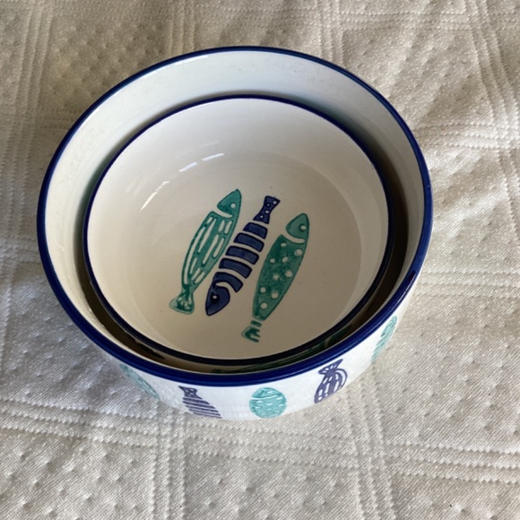 SIGNATURE HOUSEWARES INC. SET OF 2 FISH THEMED CAT FEEDING/WATER BOWLS - Picture 8 of 12